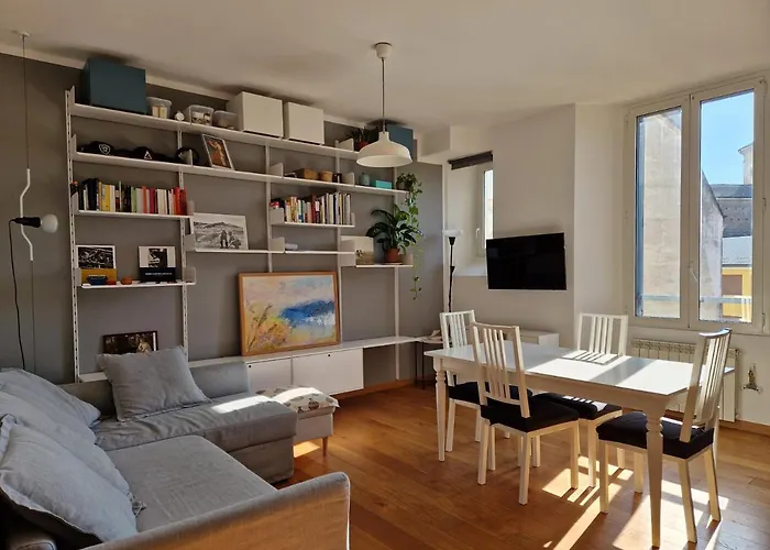 Modern Bright And Central Apartment